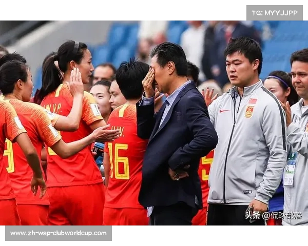 贾秀全受邀观看亚洲杯决赛历届MVP全员到场激情四溢